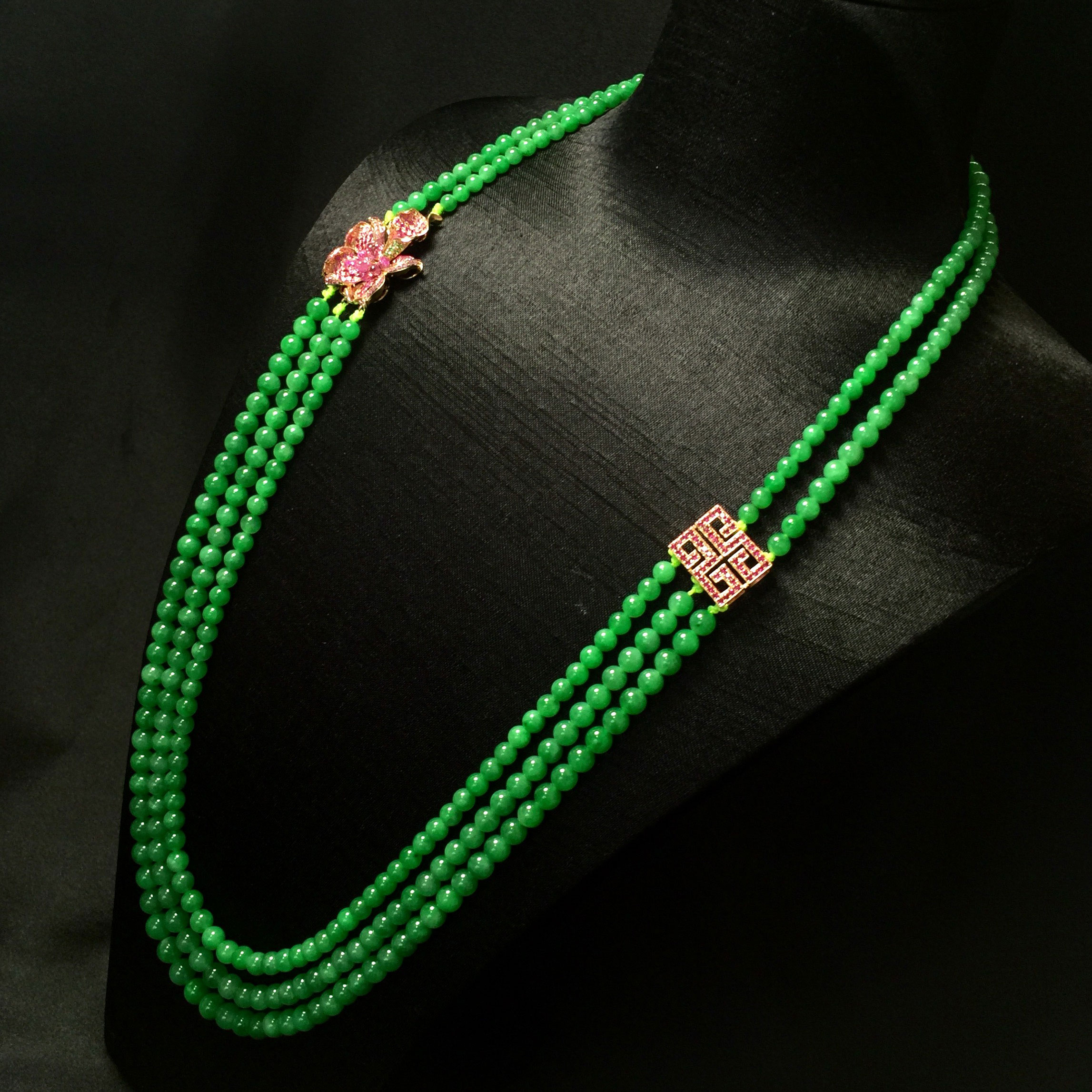 96    【描述】冰种满色翡翠珠链  珠子颜色均匀,底子细腻,款式精致